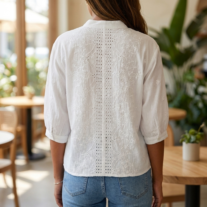 Blusa de encaje blanca con cuello en V para mujeres