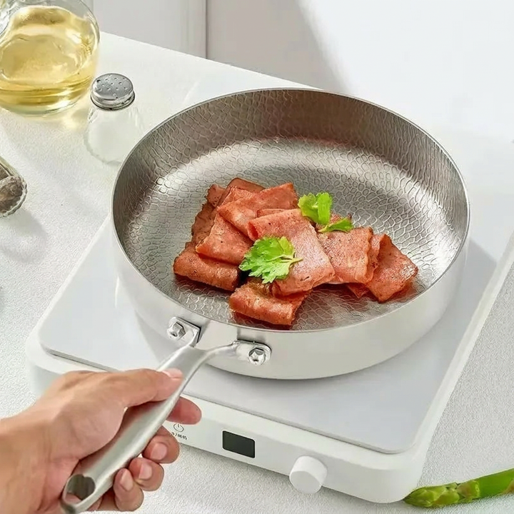 Sarten wok de titanio martillado con fondo plano